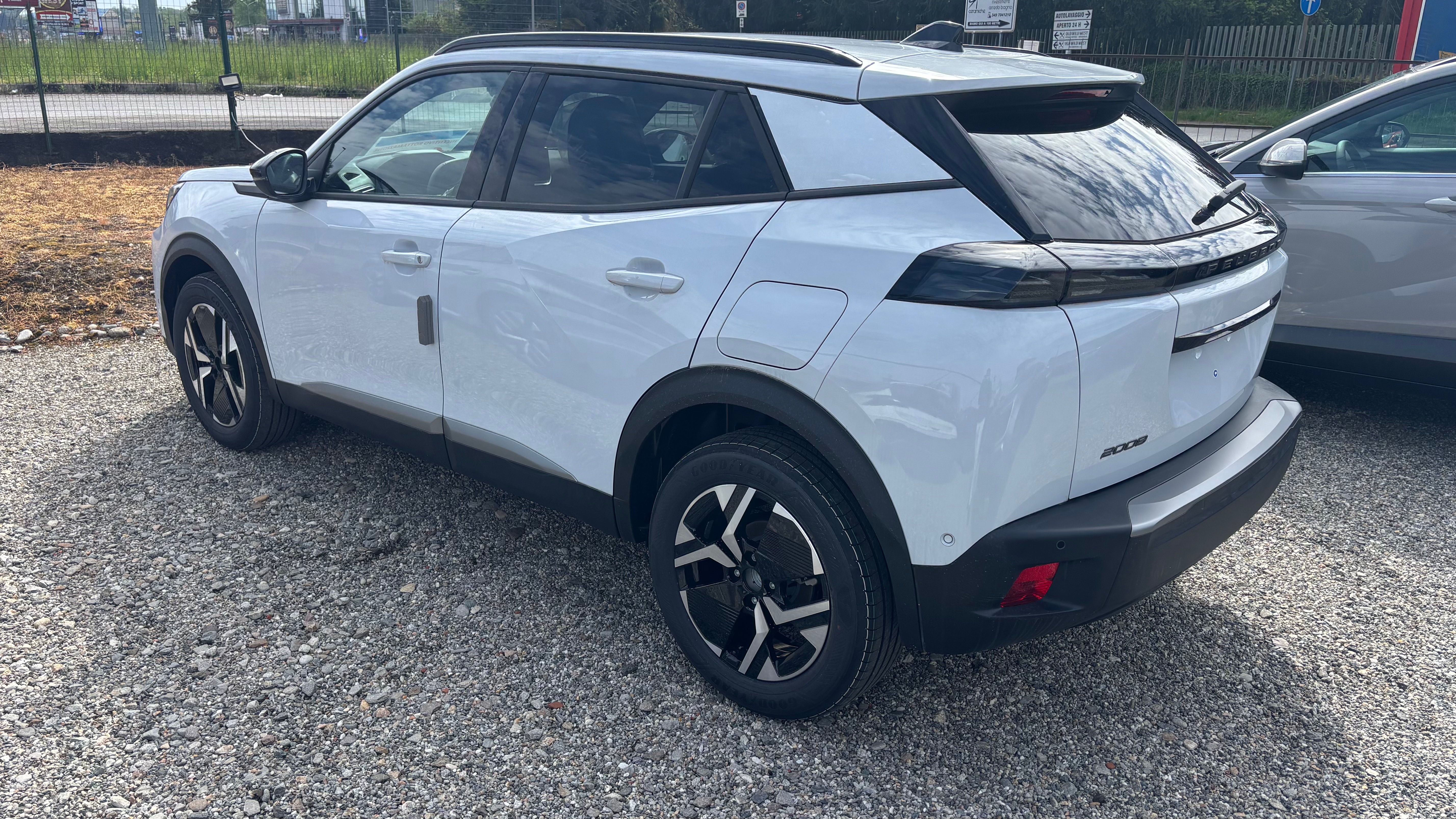 
								PEUGEOT 2008 1.2 100 CV ALLURE S&S full									