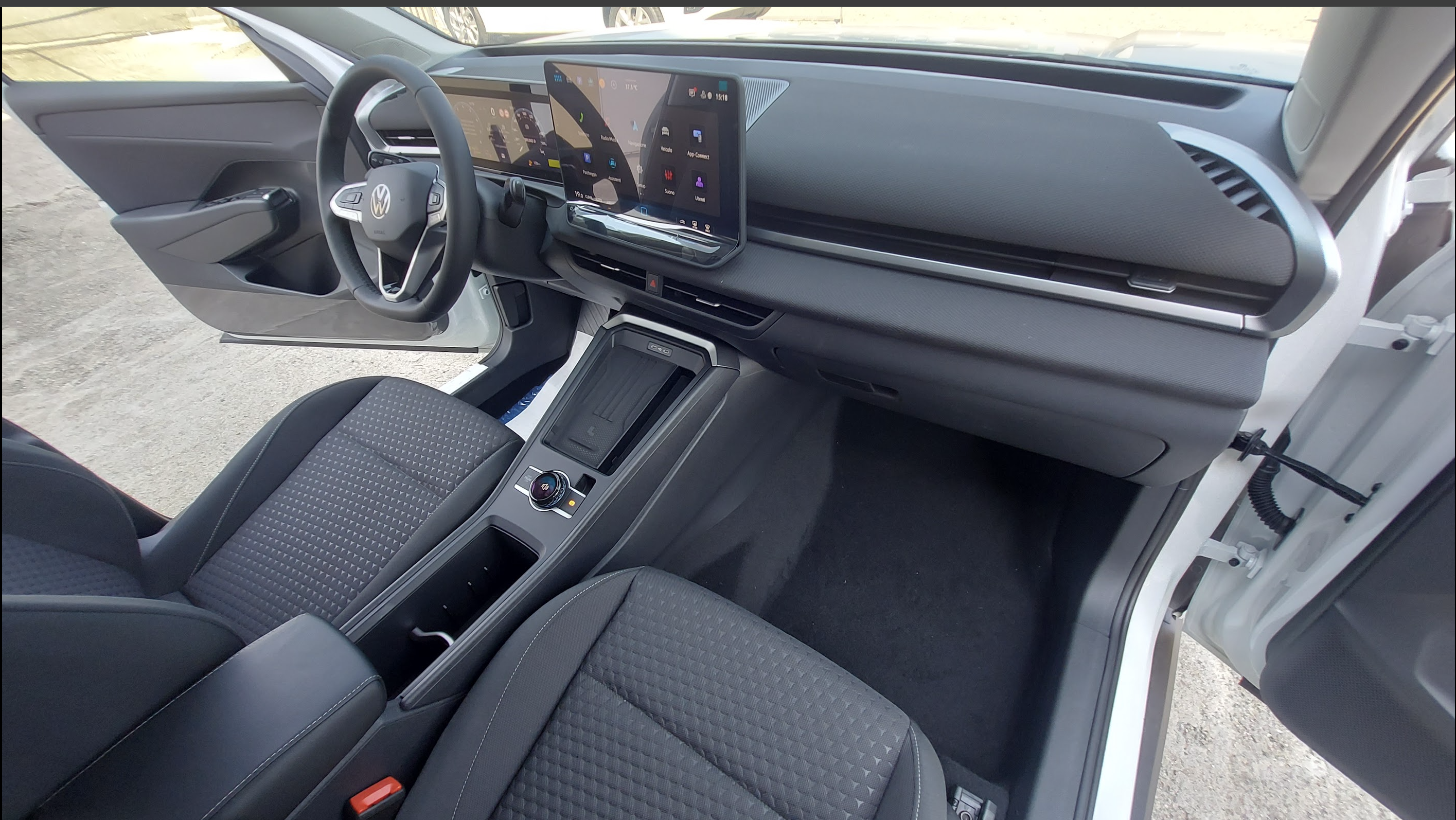 
								VOLKSWAGEN T ROC 1.5 HYBRID MHEV LIFE full									